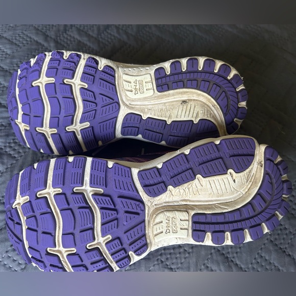 Limited Edition Brooks Ghosts Empower Her - Picture 3 of 5